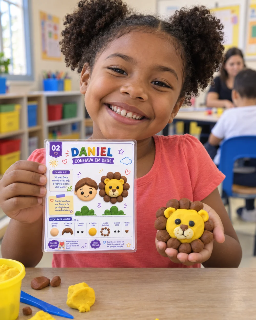 Mockup ilustrativo de criança mostrando o card de Daniel e um leão de massinha